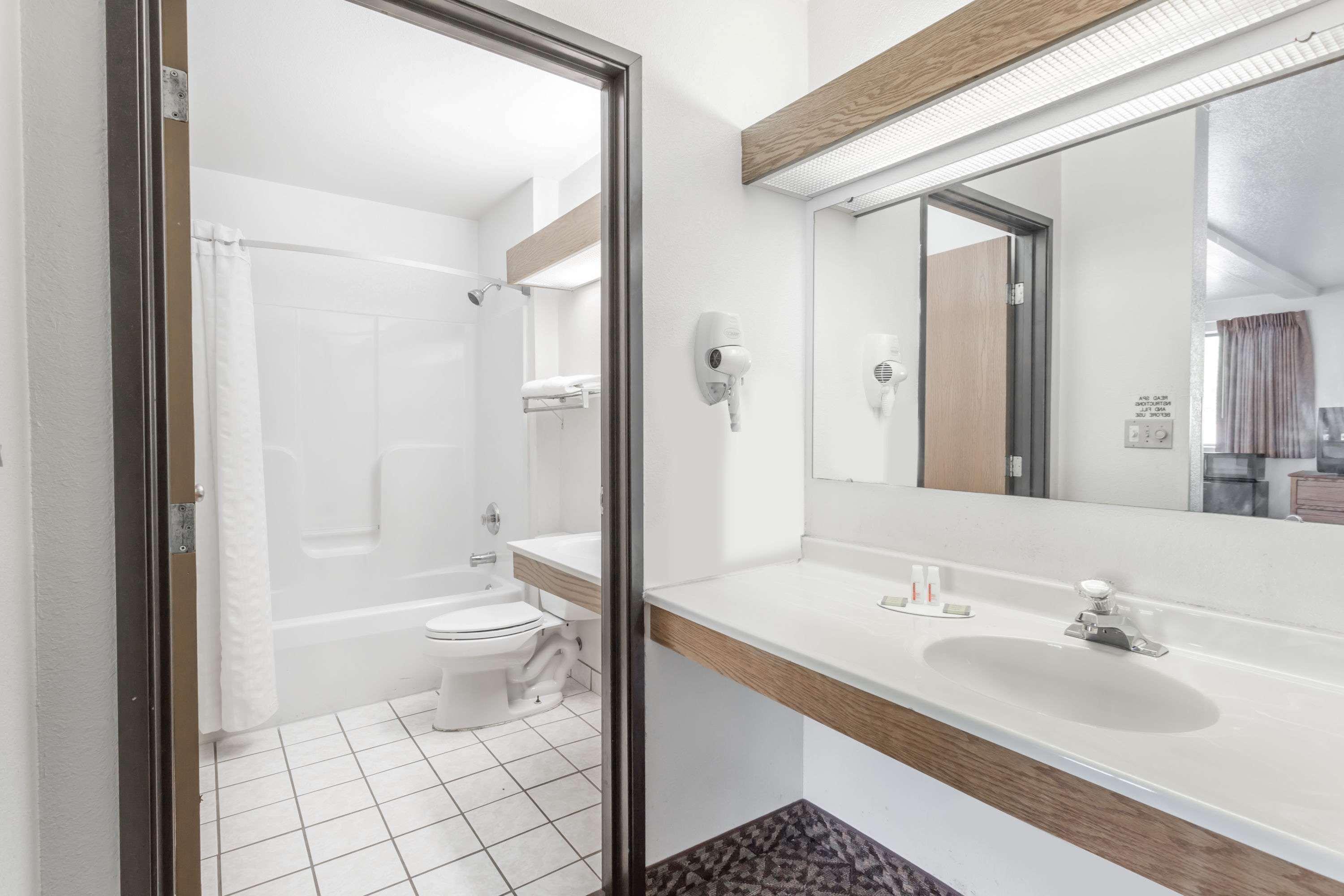 ซูเปอร์ 8 บาย วินด์แฮม ปรินซ์ เฟรดเดอริก Hotel Prince Frederick ภายนอก รูปภาพ